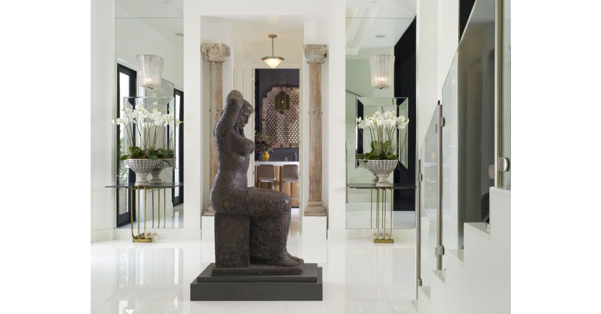 Entrance foyer with statue Luxe Interiors + Design