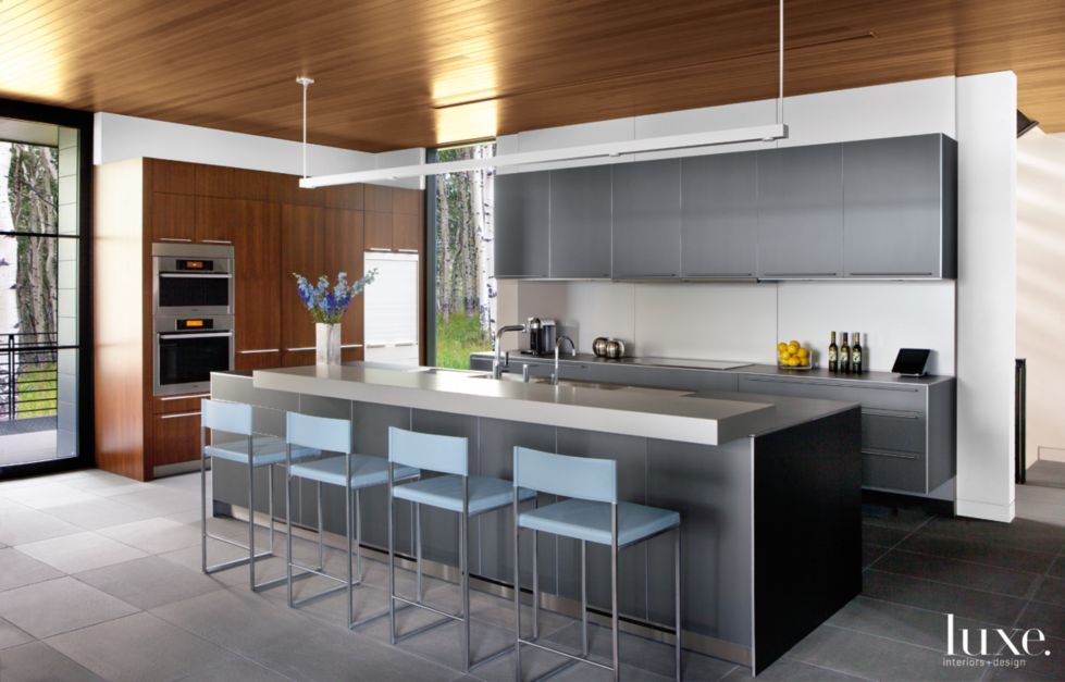 Modern Neutral Kitchen with Stainless-Steel Backsplash - Luxe Interiors ...