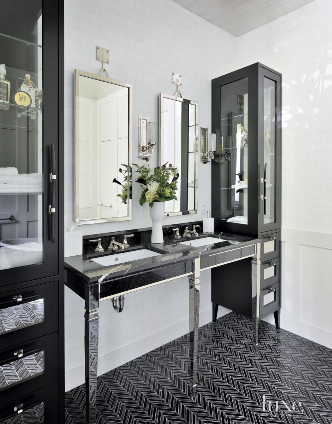 A Contemporary Seattle Residence With Elegant Black